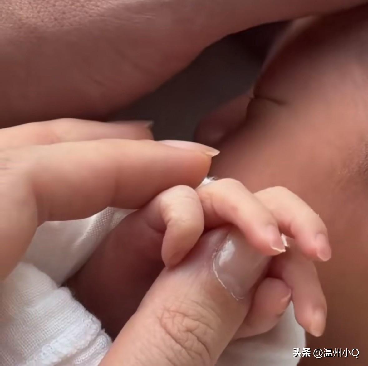 杨祐宁和妻子阿梅终于实现了儿女双全，前二胎是女儿，这一胎是个儿子。三胎比预计的时