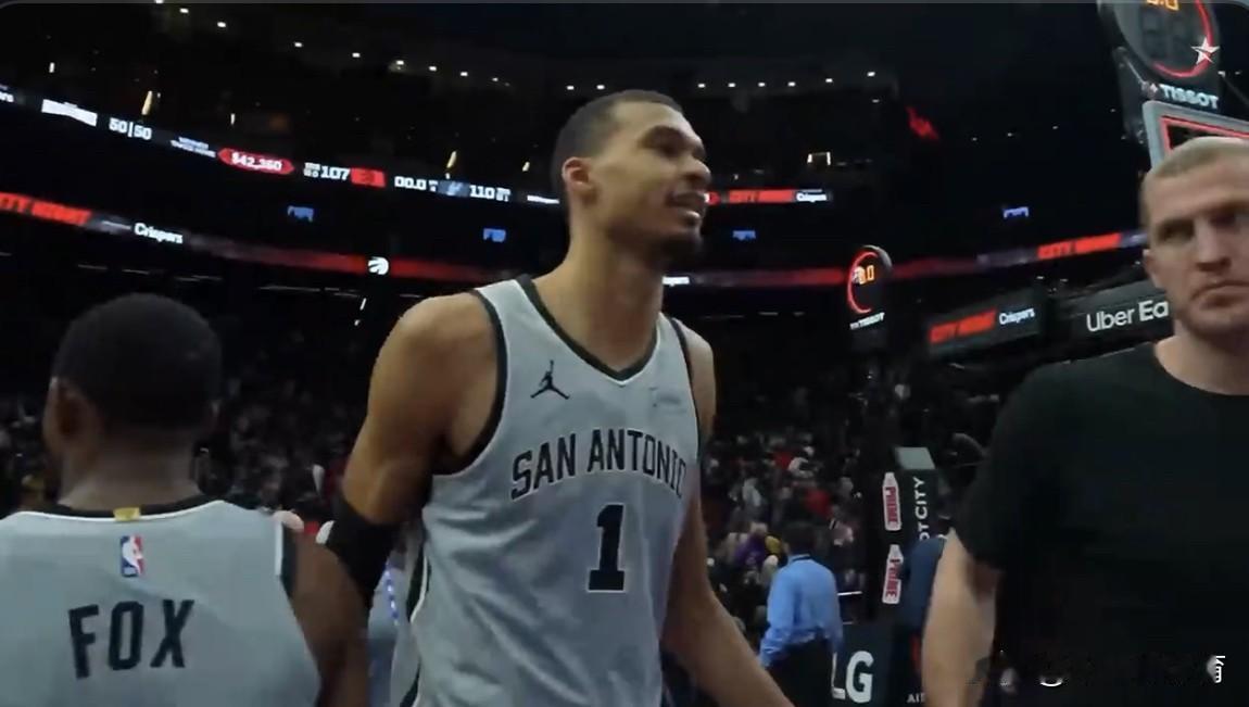 马刺六人得分上双110-107战胜猛龙队赢了10连胜，英格拉姆20分11篮板，文