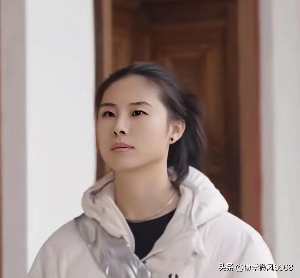 王思雨好美啊，又瘦又高皮肤白到发光，气场真的很强大啊，就算是脸上只化着淡淡的妆，