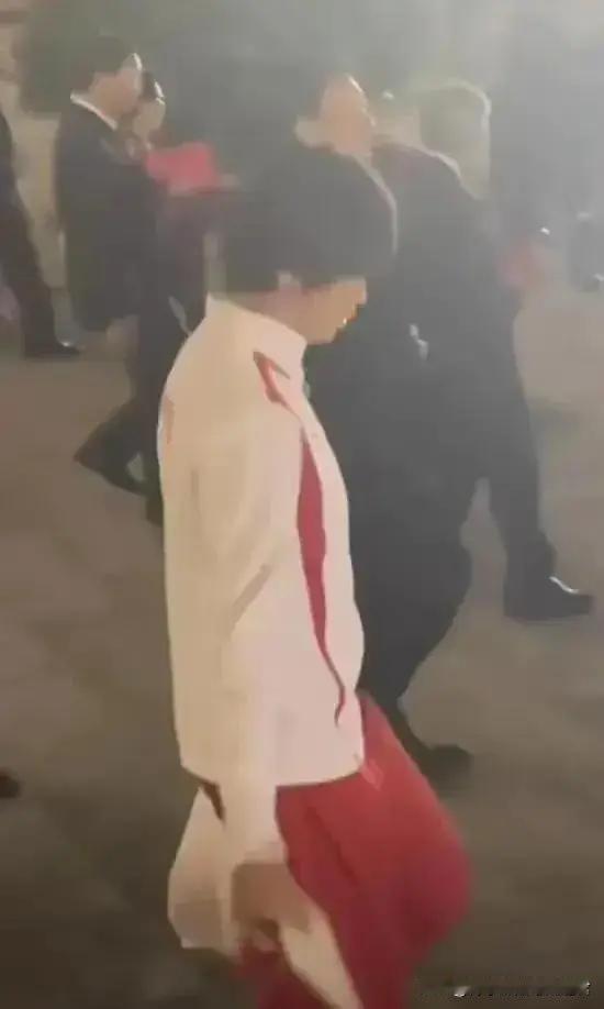 全红婵参加国宴将剩菜打包，全红婵真的是好闺女，国宴的画面中，很少看见有人拼命干饭