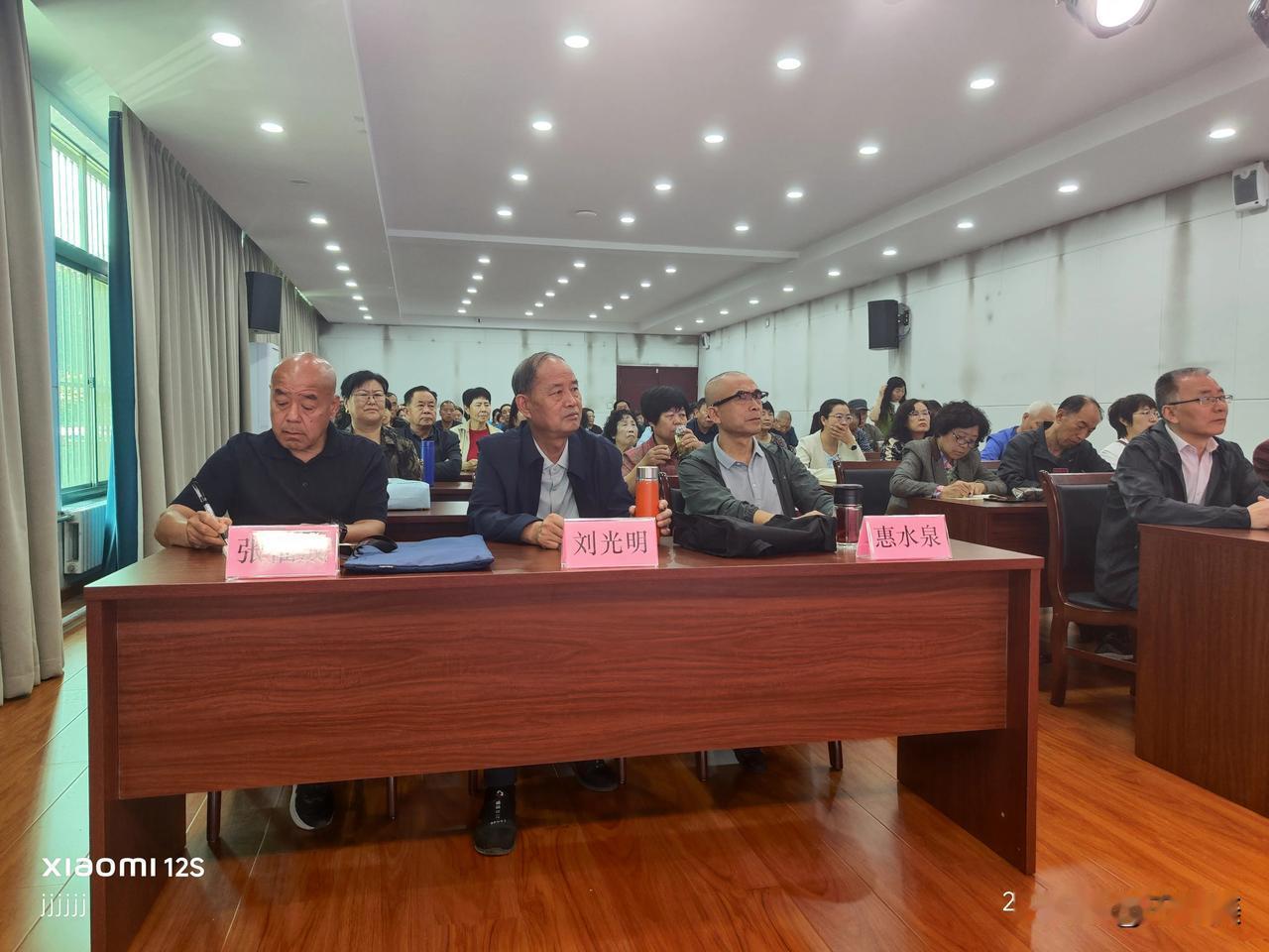 5月20日上午，渭南市老年大学一楼多功能厅座无虚席，由市老年大学书画教育研究会、