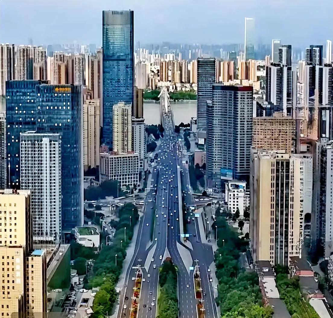 #秋日生活打卡季#看看长沙市的城建，这就是长沙的实力。从这个方向看对面的城市建设