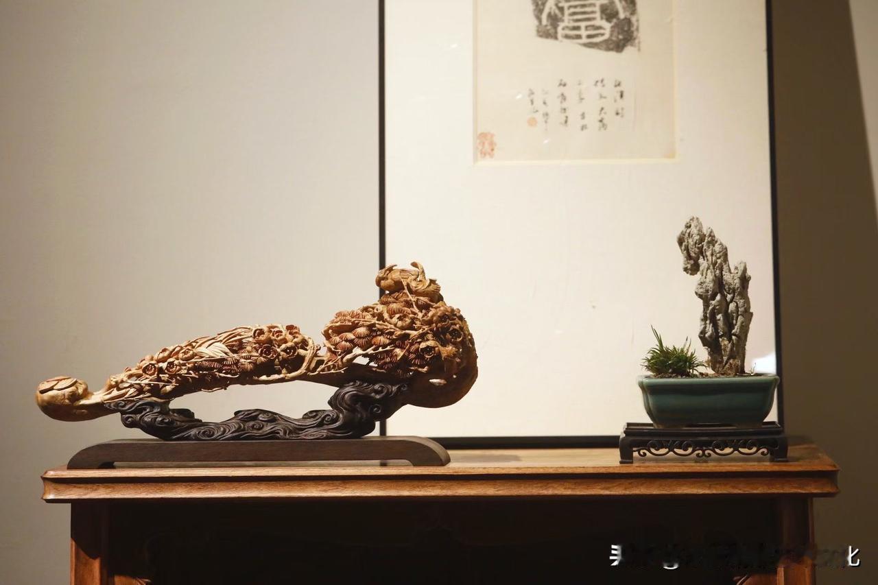 有些题材，看似熟悉，
但真正能做出“气”的，其实不多。

这一件“岁寒三友”，不
