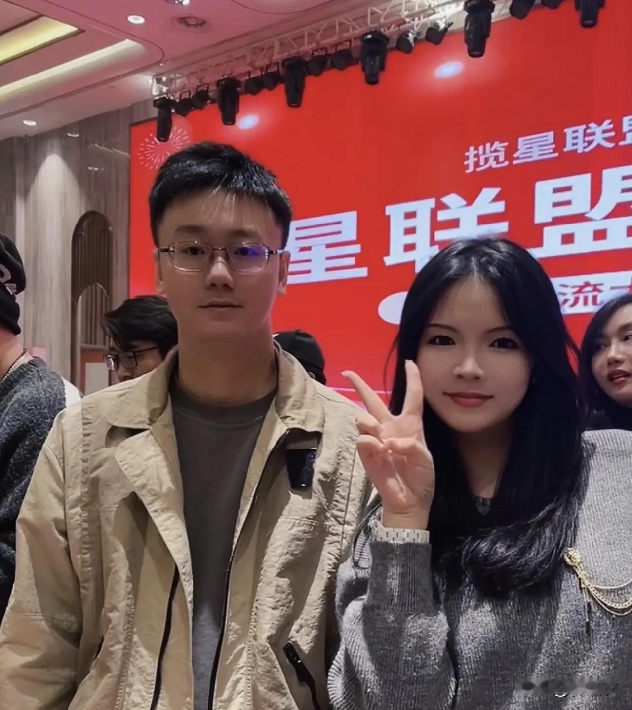 这个逻辑很简单啊，陶白白离婚两年了现在才说，有两个原因。1，当时不是什么体面的事