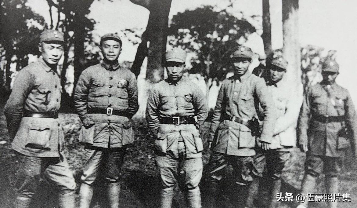 1938年，新四军第1支队领导人与第6团领导干部在江苏溧阳水西村合影，左起陈毅、