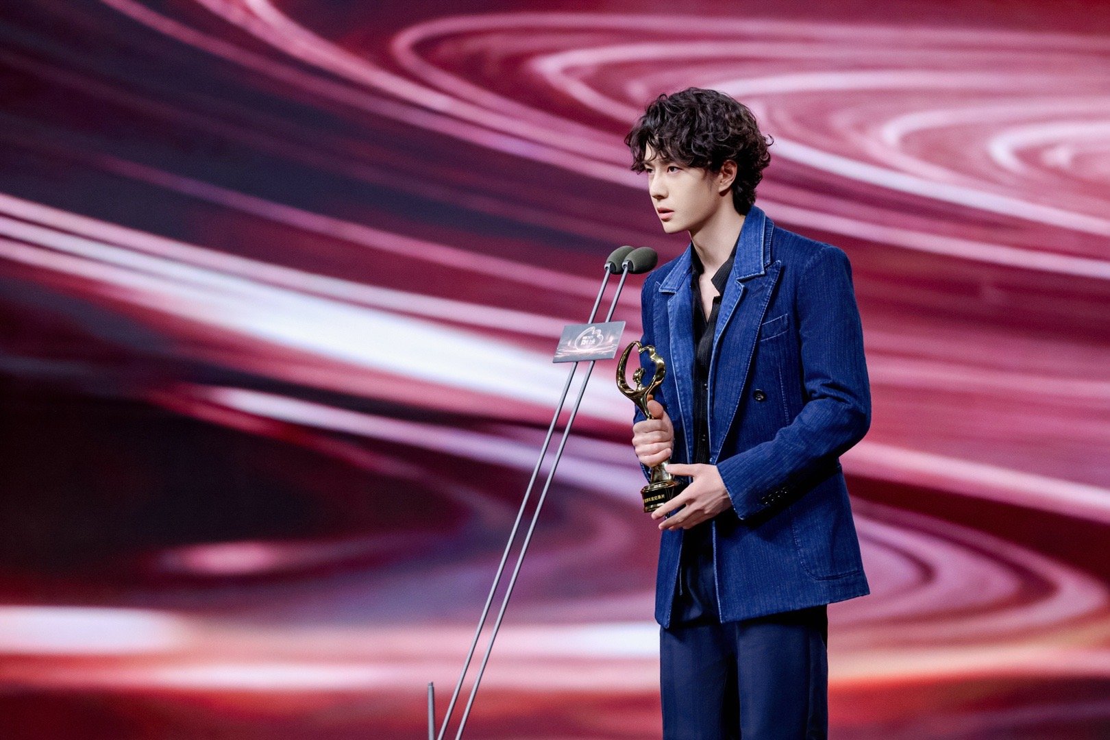 rs又来了👉🏻王一博不是走下台是飞下台依旧是多多发帖安利👊🏻 