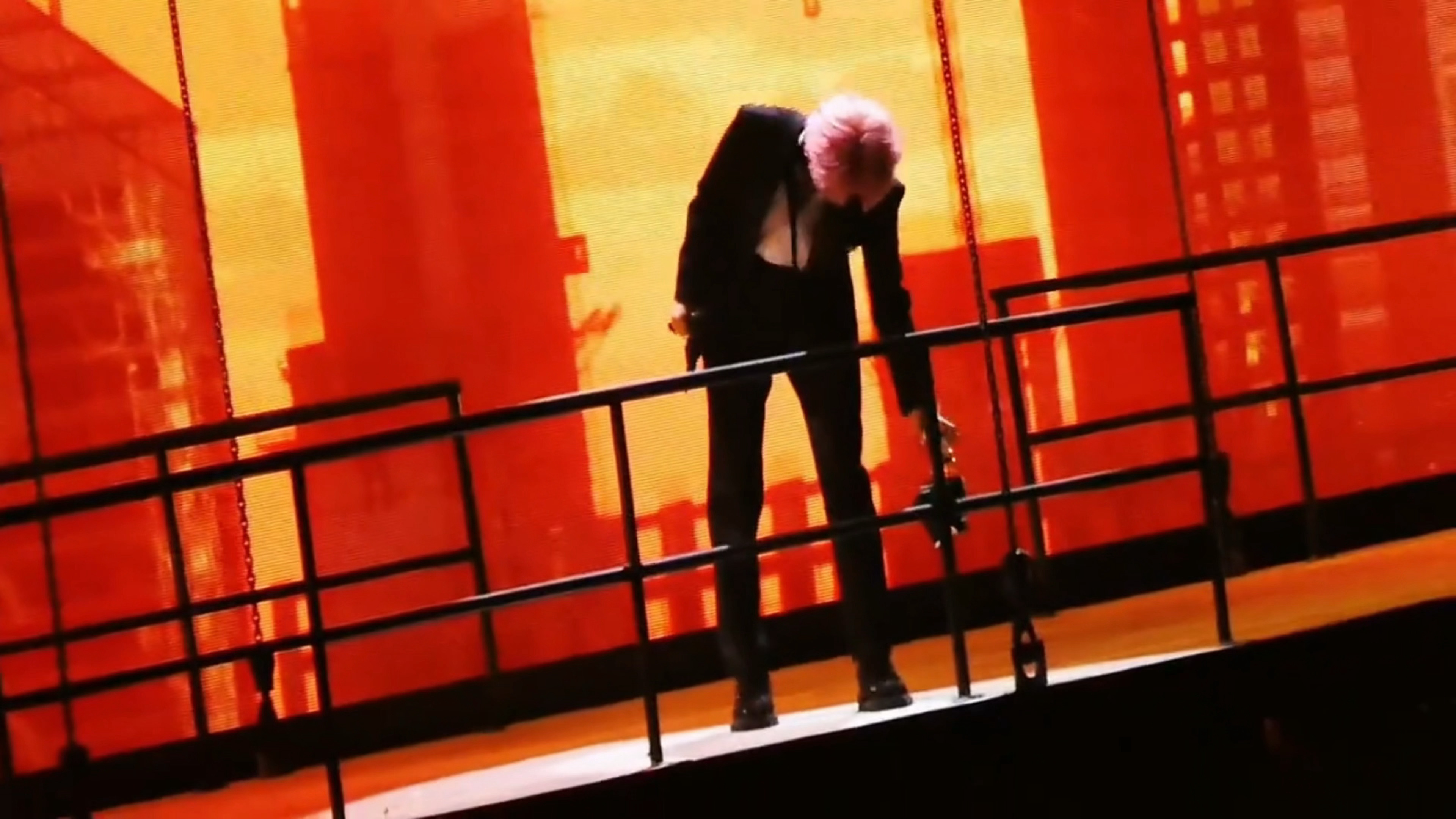 王俊凯当潮汐漫溢巡回演唱会 深夜福利，完全撕漫男本男！好长好细的腿好有末日感！c