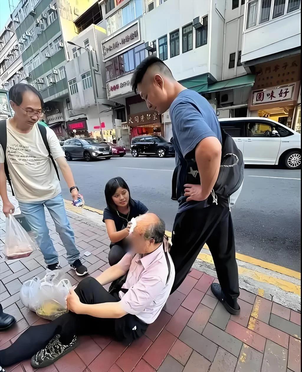 街头光头哥的急救瞬间：平凡人的勇敢，才是
最近刷到“光头哥”街头英勇救人的视频，