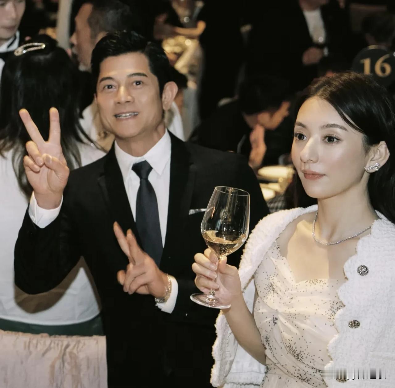 有网友说，方媛确实比田小姐讨人喜欢，因为不管方小姐怎么样，至少没逼着我们这些歌迷