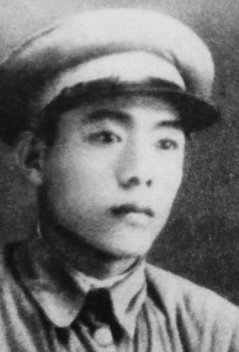 1955年，四野政委翟文清，带妻子回乡省亲。突然，一名姑娘站在他家门口，盘问：“