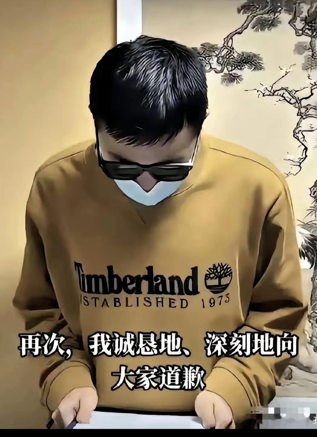 近日，莫斯科大学一名中国留学生在历史系课堂上身披象征日本军国主义的旭日旗、摆放旧