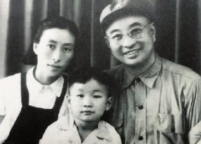 2010年，陈赓的妻子傅涯在北京逝世，临终前她向子女说出一个惊人的遗愿：不要将她