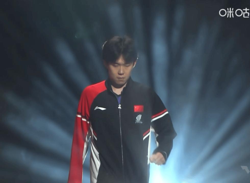 看得出来 在憋了… 