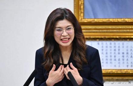网传郑丽文表示，洪秀柱、朱立伦等前主席把国民党败光
国民党主席郑丽文15日在一场