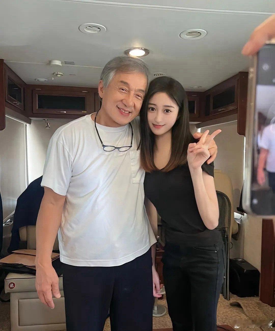 成龙大哥这状态也太绝了！刷到他近期的模样直接瞳孔地震，71岁这状态，怕不是偷偷开