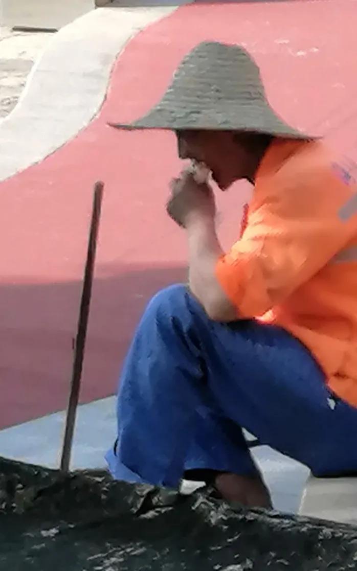 坐在湖边长椅上休息，手机响了，是微信。
反正坐着没事，就把手机拿出来翻翻，看看微