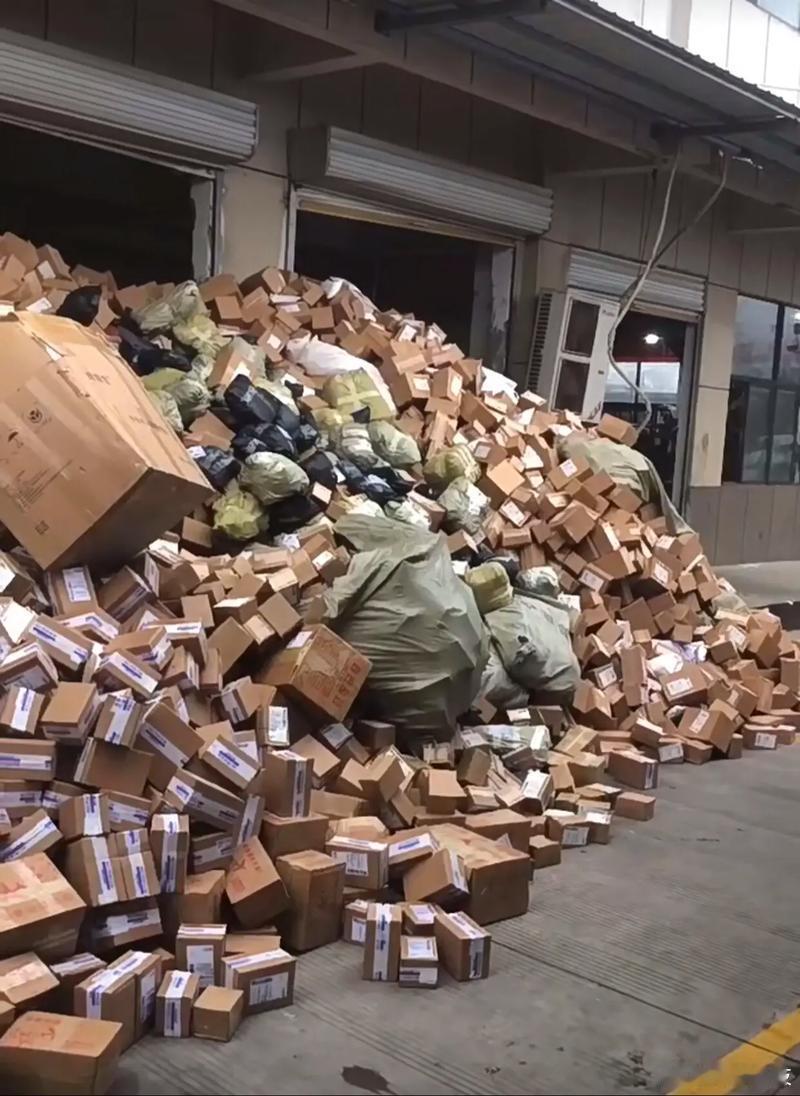 【广东快递未经许可不得放驿站】近日，《广东省快递条例》正式落地，系省内首部快递省
