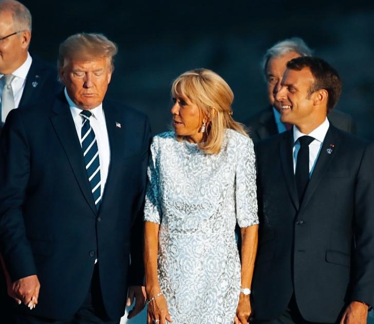 特朗普这是闭着眼睡着了吗？
马克龙妻子布丽吉特对于特朗普的状态，是不是也感到好奇