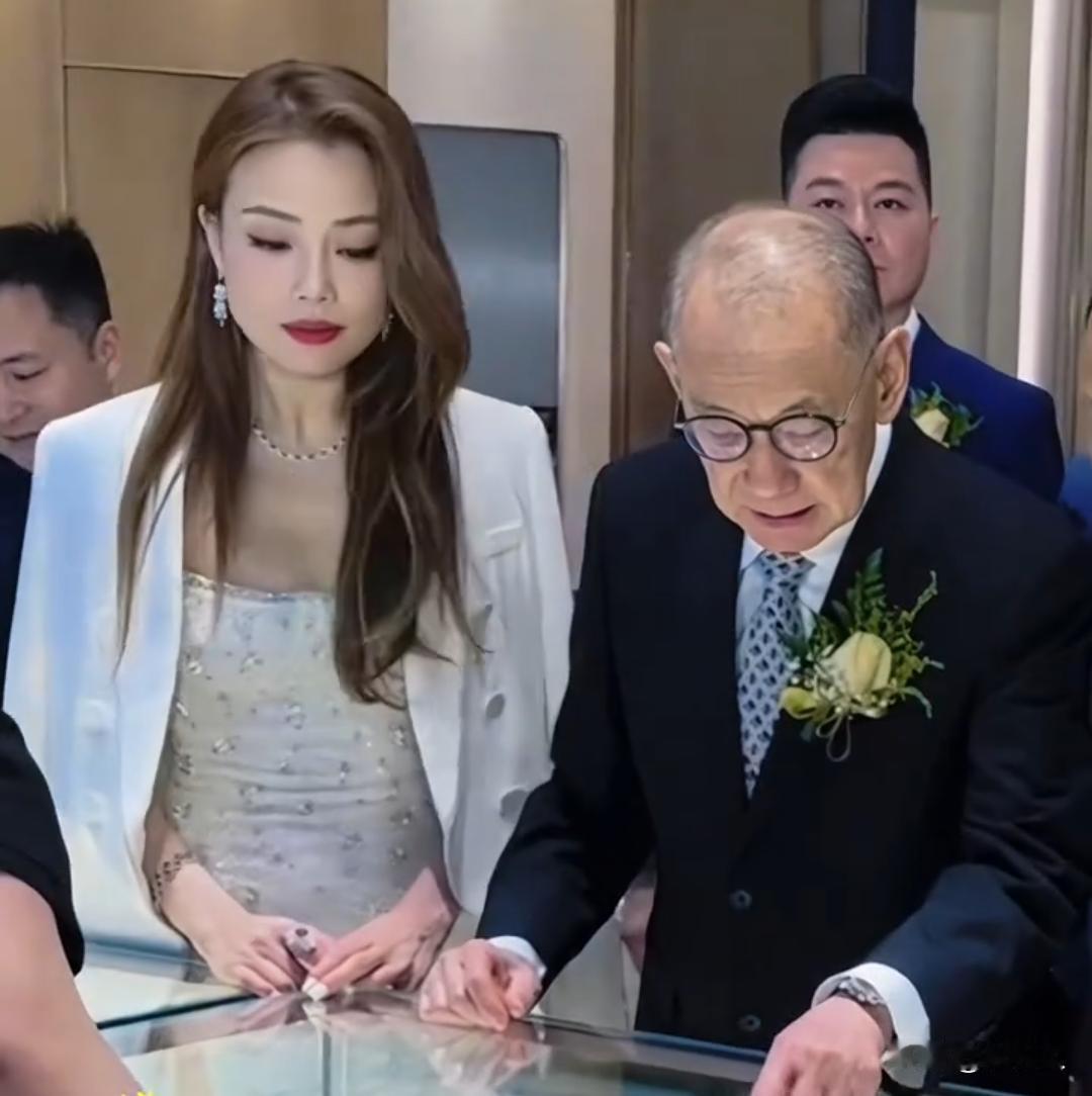 82岁还陪着容祖儿看演唱会，送几百万的钻石和JY车牌。杨受成对容祖儿到底图什么？
