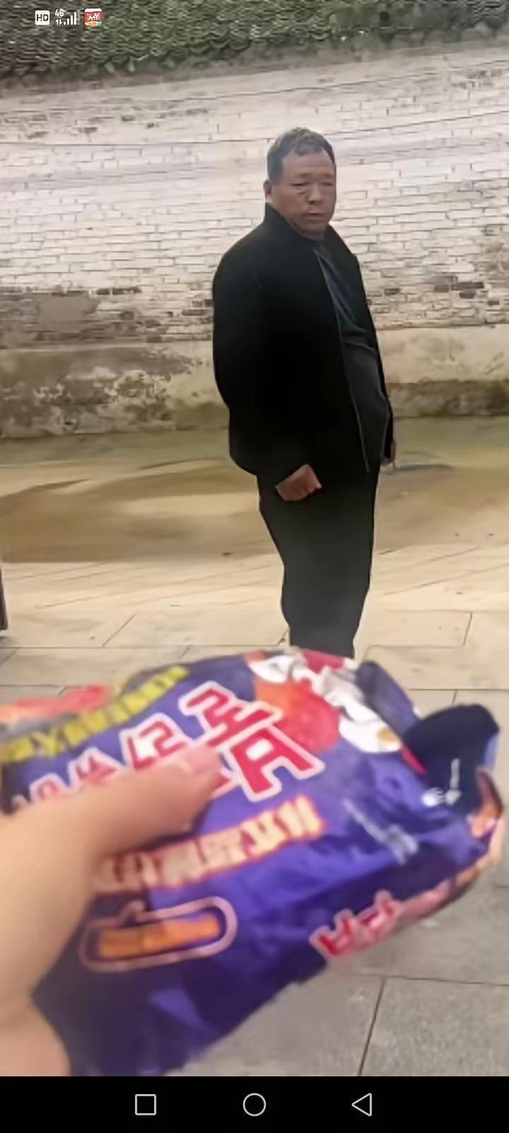 泪目了！

父亲去女儿家借钱看病，女婿也在家，没吭声，女儿转身回屋拿了一袋方便面
