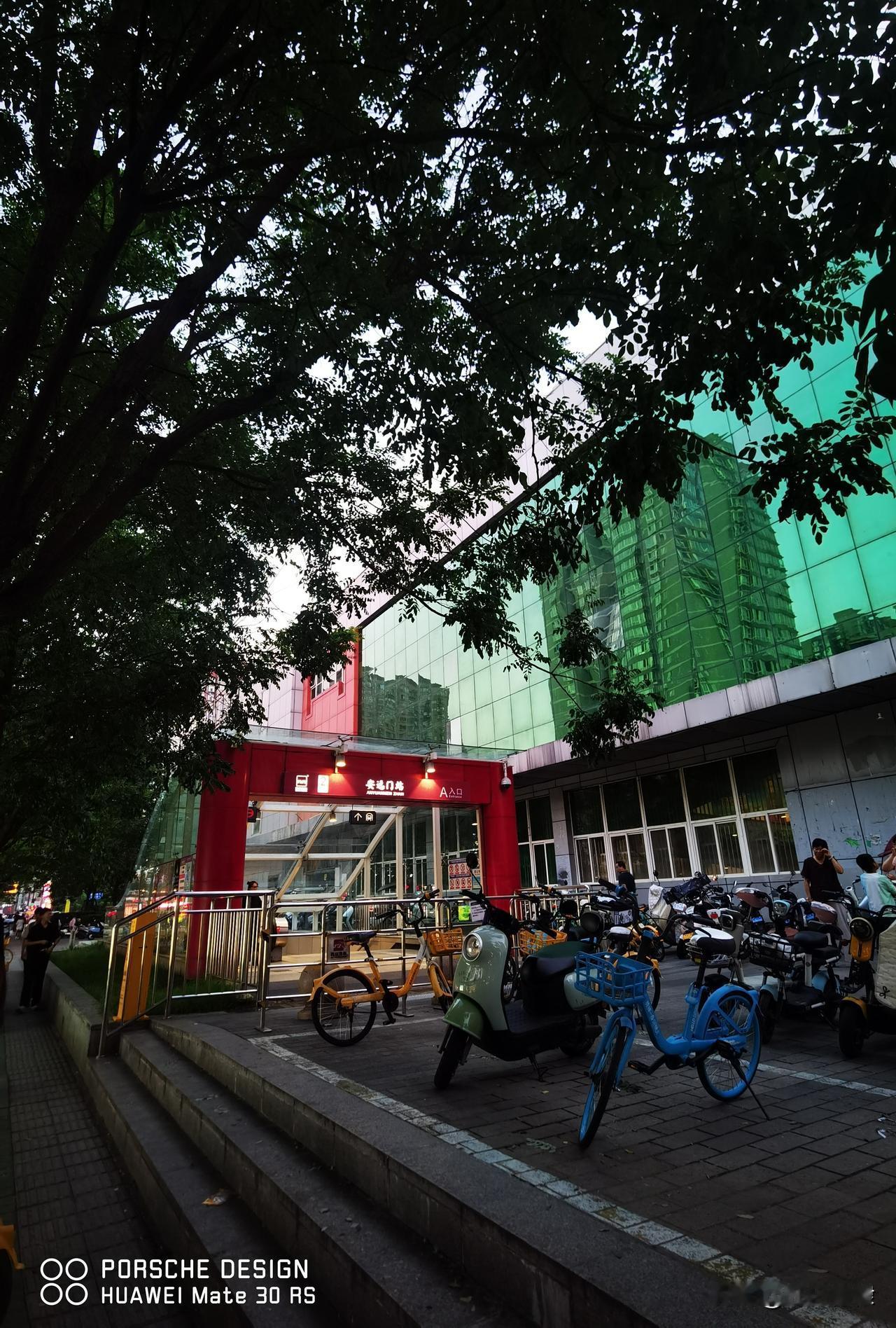 随手拍张照从公交车🚍里，一觉醒来已经坐过好几站了[笑哭][笑哭][笑哭]