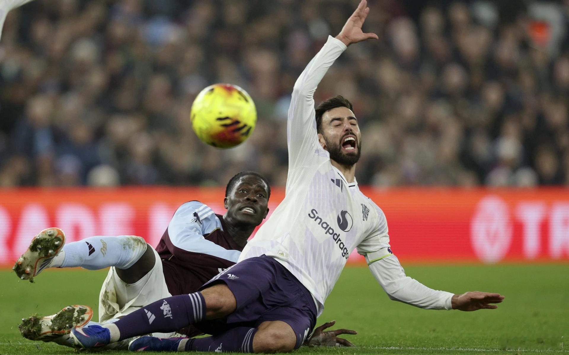 阿斯顿维拉2比1曼联 对于曼联球迷来说，比输球更糟糕的消息是，队长B费受伤了，至