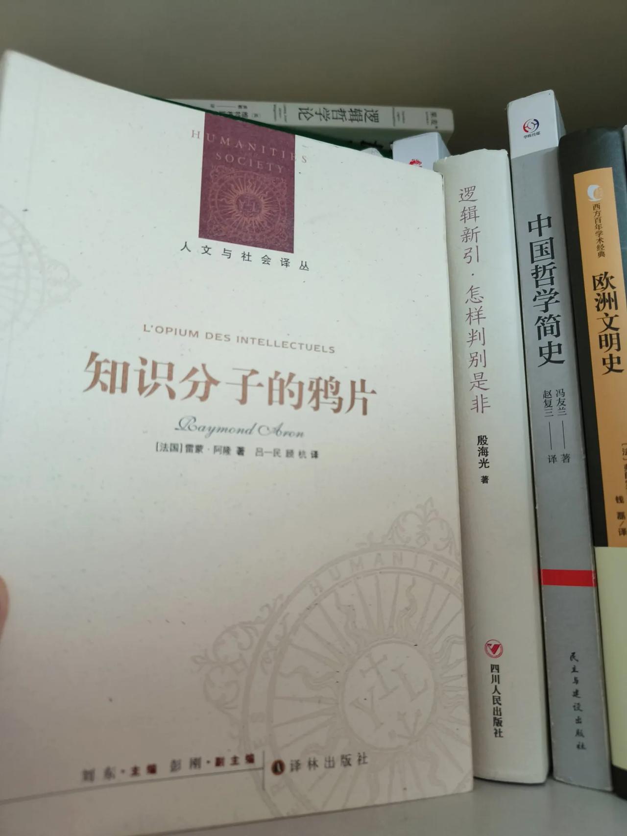 董宇辉最近被批评，其实批评的不是董宇辉，而是把董宇辉当成知识分子。董宇辉确实是一