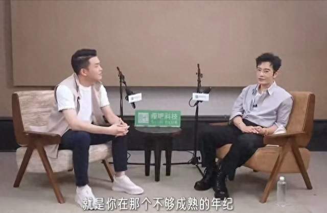 黄晓明谈婚姻引热议，杨颖带娃逛环球影城，转型时尚活出清醒