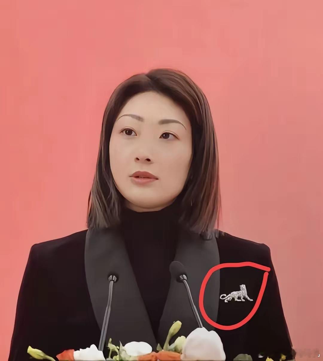 发现没？宗馥莉的野心早就路人皆知了。不是她给老宗立人设，​也不是她悠闲喝咖啡，而
