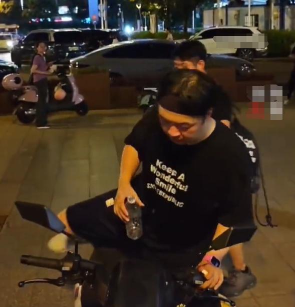 杜海涛被网友拍到发量稀疏，疑似过度减肥引起的。5G冲浪的杜海涛立马晒P图照片回应