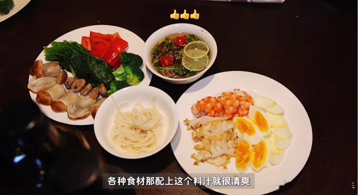 关晓彤 少量蘸料中加入大量香菜虽然说这些吃的看起来有点太健康了，不适合嘴馋的时候