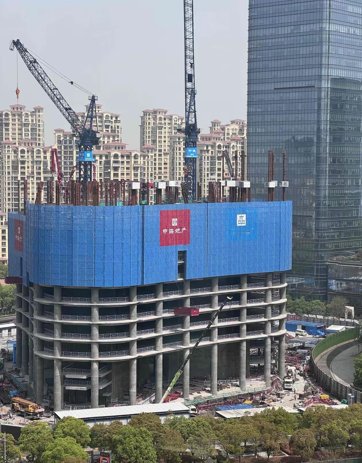 建议就此封顶即可。
底下七层，地上十层，也不矮。
苏州的经济实力，无需一座高楼来