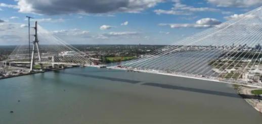 果然被我猜中了！
 
美国总统特郎普明确宣布：他将阻止连接美国和加拿大的戈迪·豪