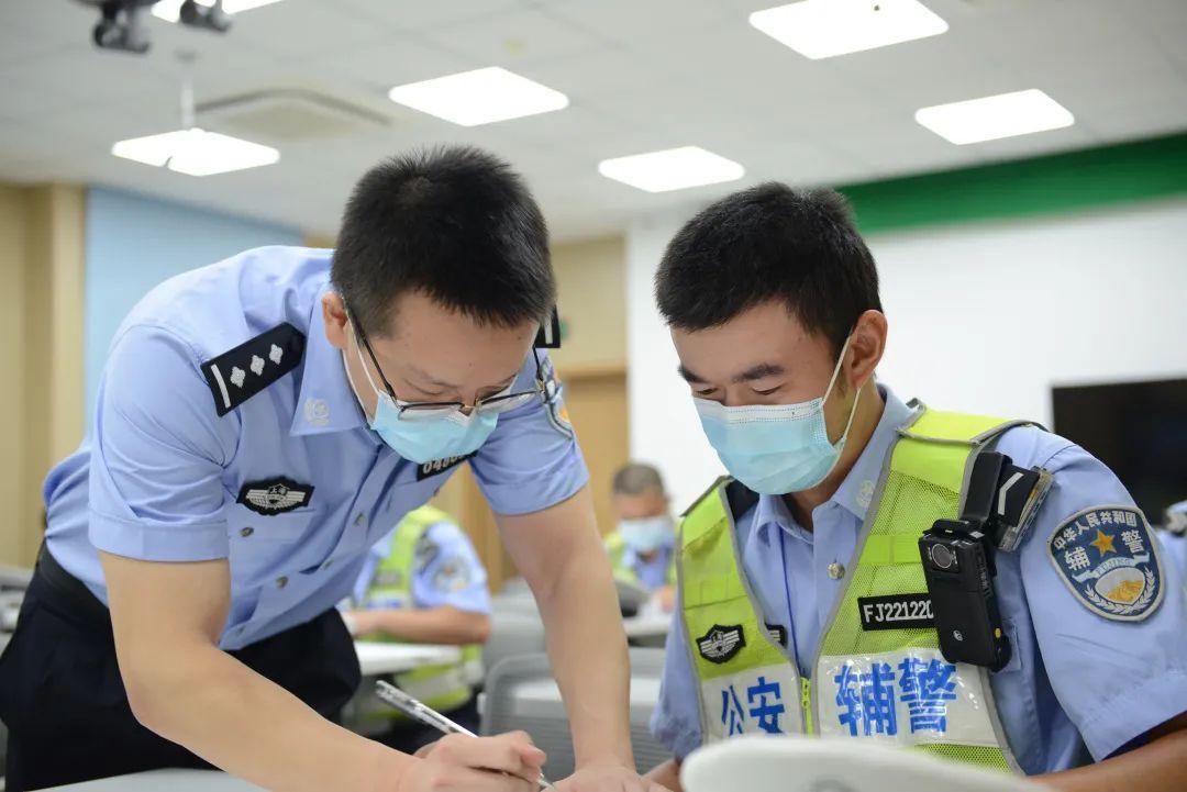 有人在网上吐槽：辅警的待遇应该提高到同工龄民警待遇的80%！

开什么玩笑！要成