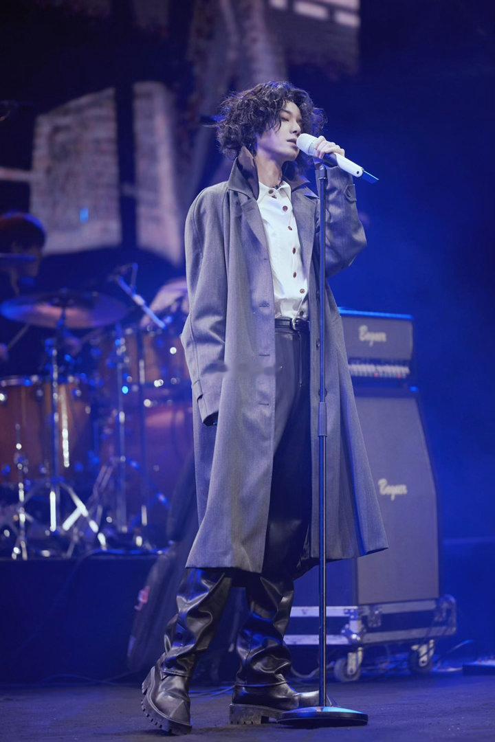 华晨宇说团队开始找新场地了华晨宇称今年一定会开火星演唱会 他在台上说“今年一定会