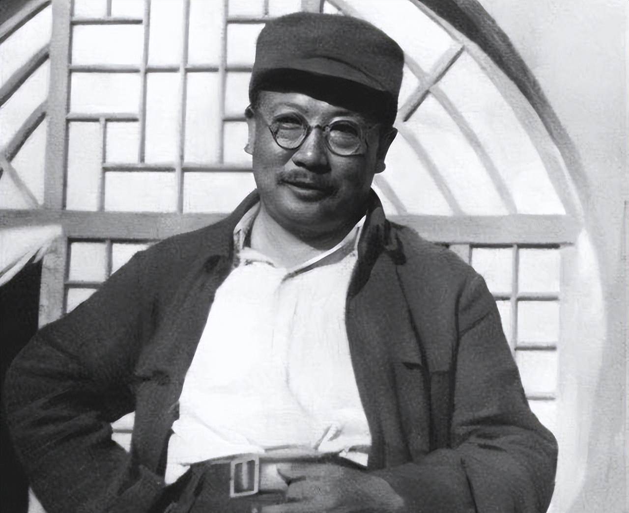 1937年，李克农外出散步，这时，一个老农朝他扔了一个纸团，李克农打开一看，脸色
