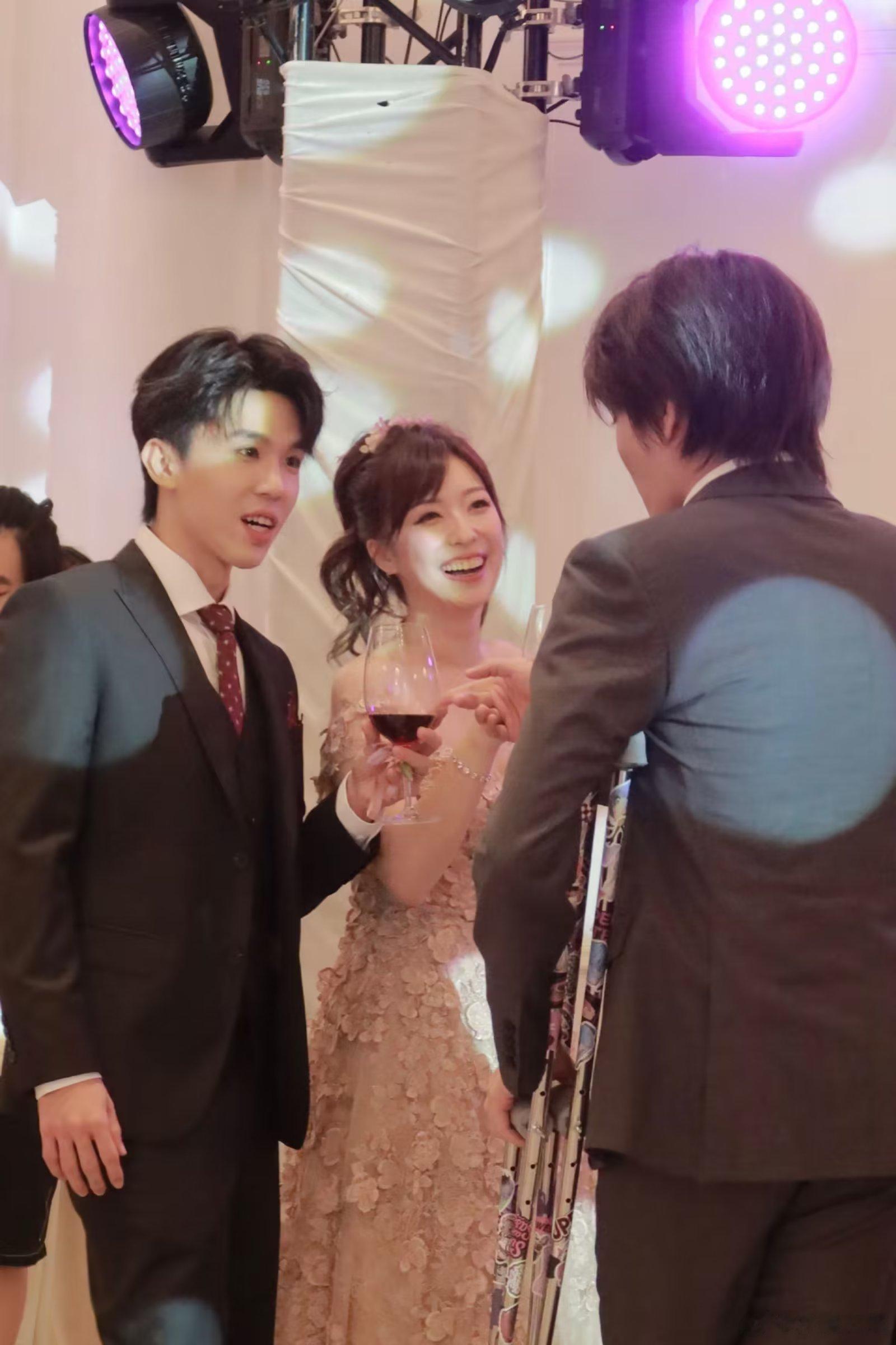 有点像儿子事业有成还娶了漂亮媳妇回来，两个人一起给残疾多年含辛茹苦养大儿子的爹敬