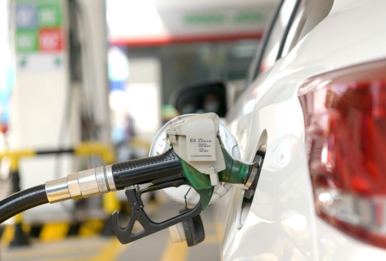 全球油价飞涨，70%想买车的美国人考虑国产电车，但麻烦的事情出现了。

说起最近