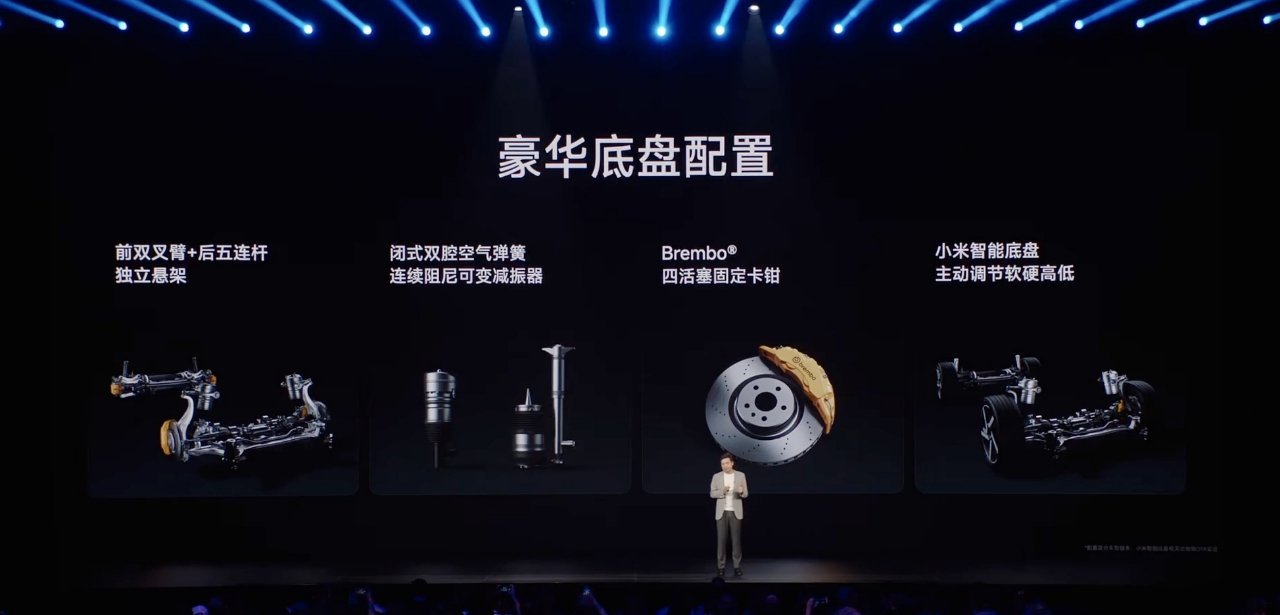 小米 YU7 的底盘调教和 SU7 是有所不同的，在运动的基础上多了一些舒适。底