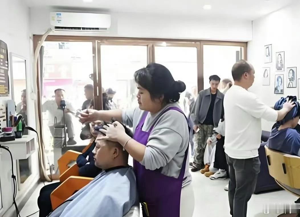 晓华理发店已没了爆火时的人潮未来的生意不会少的。之前火爆时期留下的惯性还会持续 