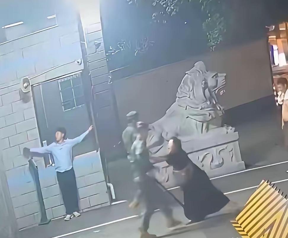 不知大家注意到了吗？视频里，躲进武警营区求救的男子靠墙张开双手，很多人觉得奇怪，