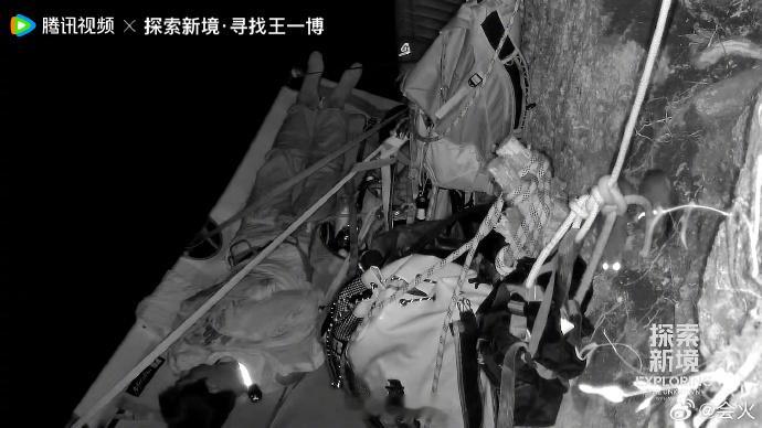 #王一博睡的地方有老鼠# 不管是悬崖还是老鼠，这两个词看了都很吓人，两个组合在一