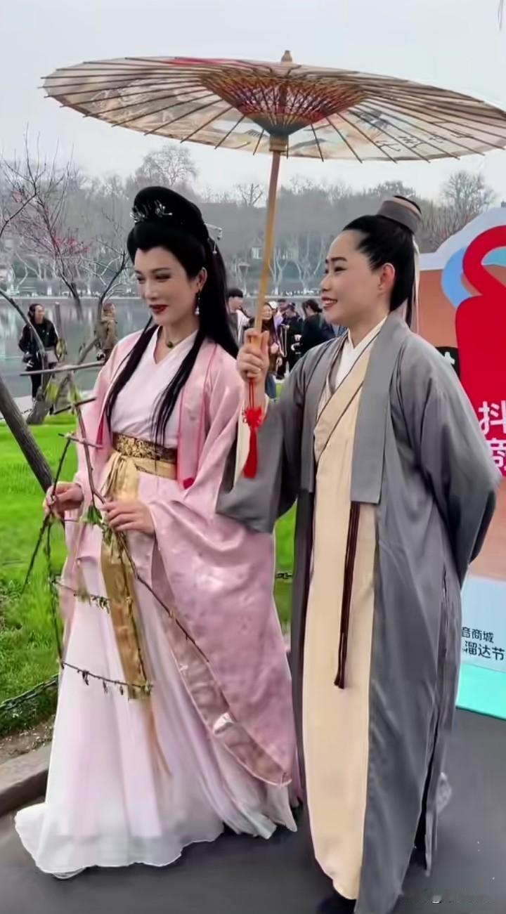 雨中的西湖，走出了白娘子和许仙！看到打扮谈笑风生，大家看着如何？西湖风景照 西湖
