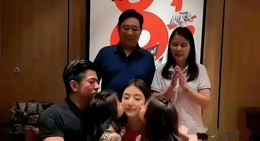 郭富城陪他老婆第2次回安徽过年。郭富城带着两个女儿陪着老婆回安徽老家过年，和比他