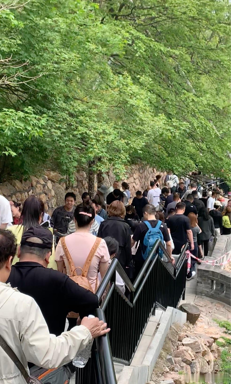 有点夸张，但是真的：大孤山一路走下来，几乎没有哪个点是“刚好没人”的。不是因为人