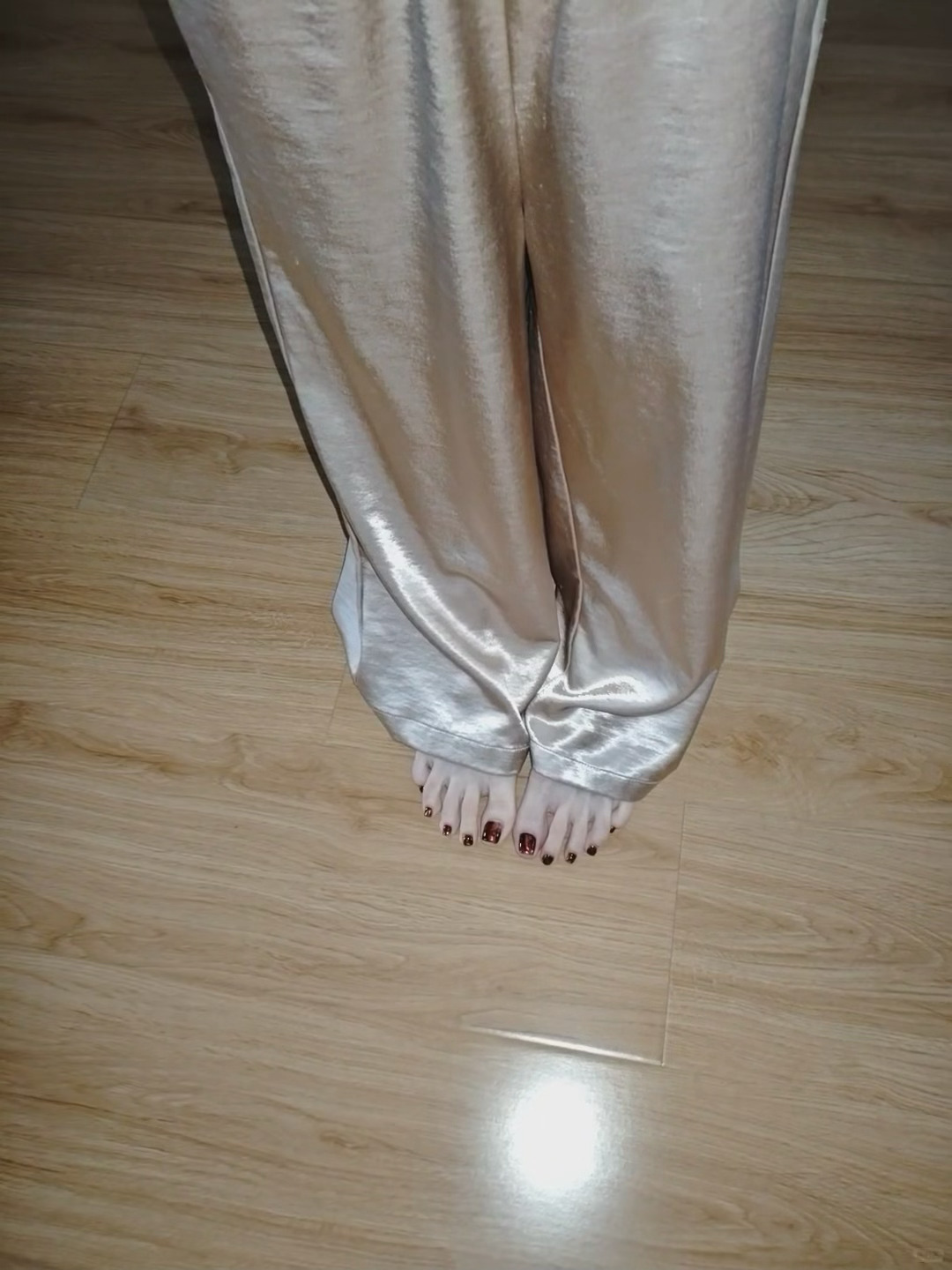 衣摆之下，足间一抹酒红碎光 ​​​