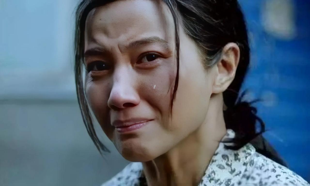 在电影《万箭穿心》中，李宝莉是一个性格坚强的女性角色，经常对丈夫马学武斥责不已。