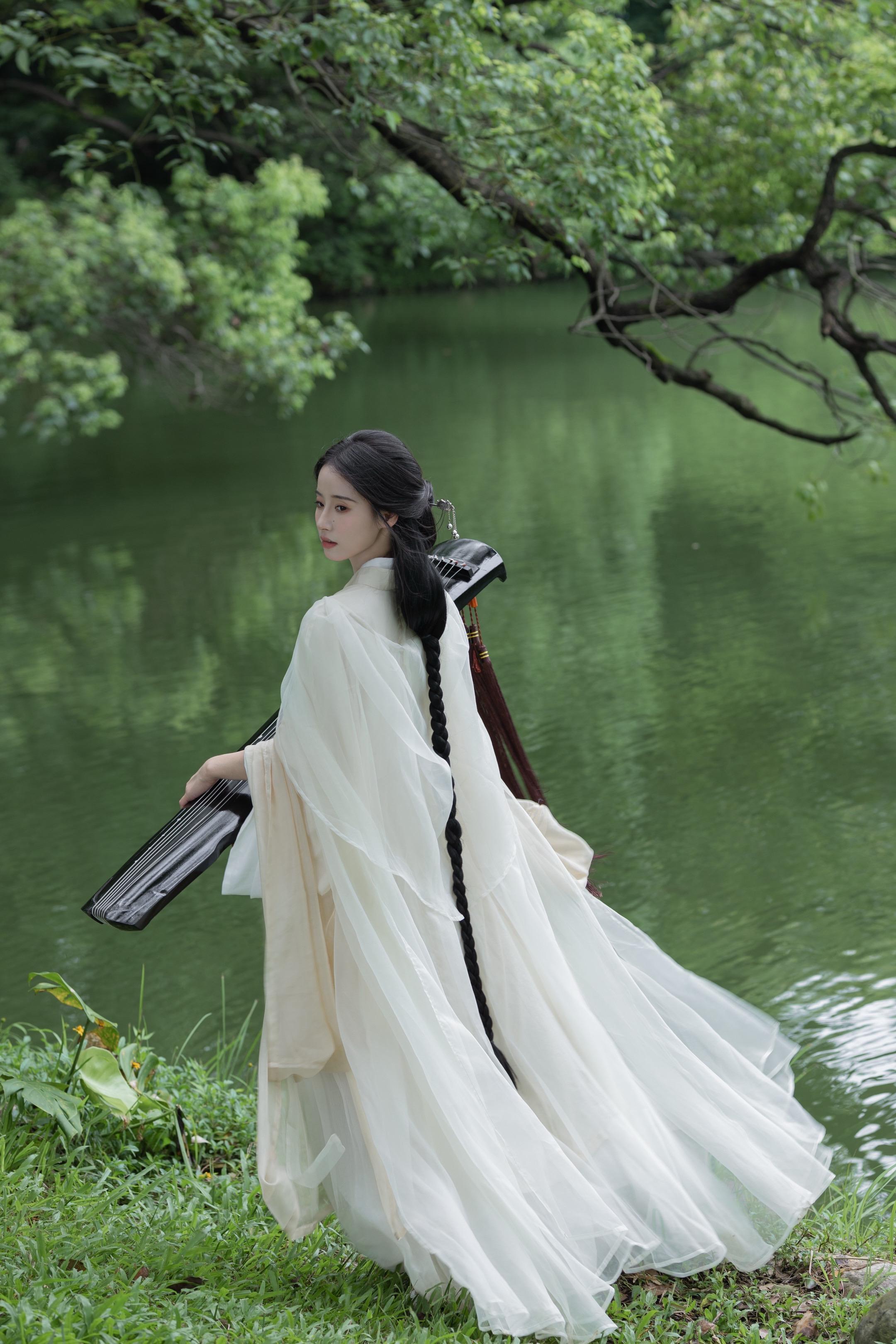 故事鲜艳而缘分却太浅。