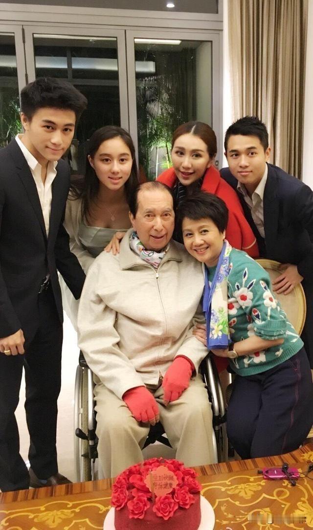 父母年纪与体魄，深刻左右对子女婚恋的干涉力度。赌王壮年强势，69岁强行敲定何超琼