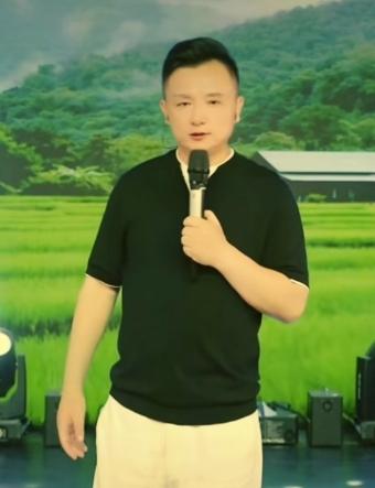 九哥表示，九哥文化传媒越来越壮大了。8月签了一位主播，9月将又要签一位。九哥称，